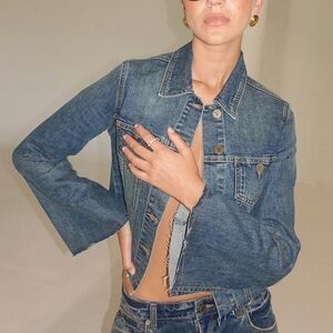 Denim jacket with bell sleeves, front pockets and button fastening